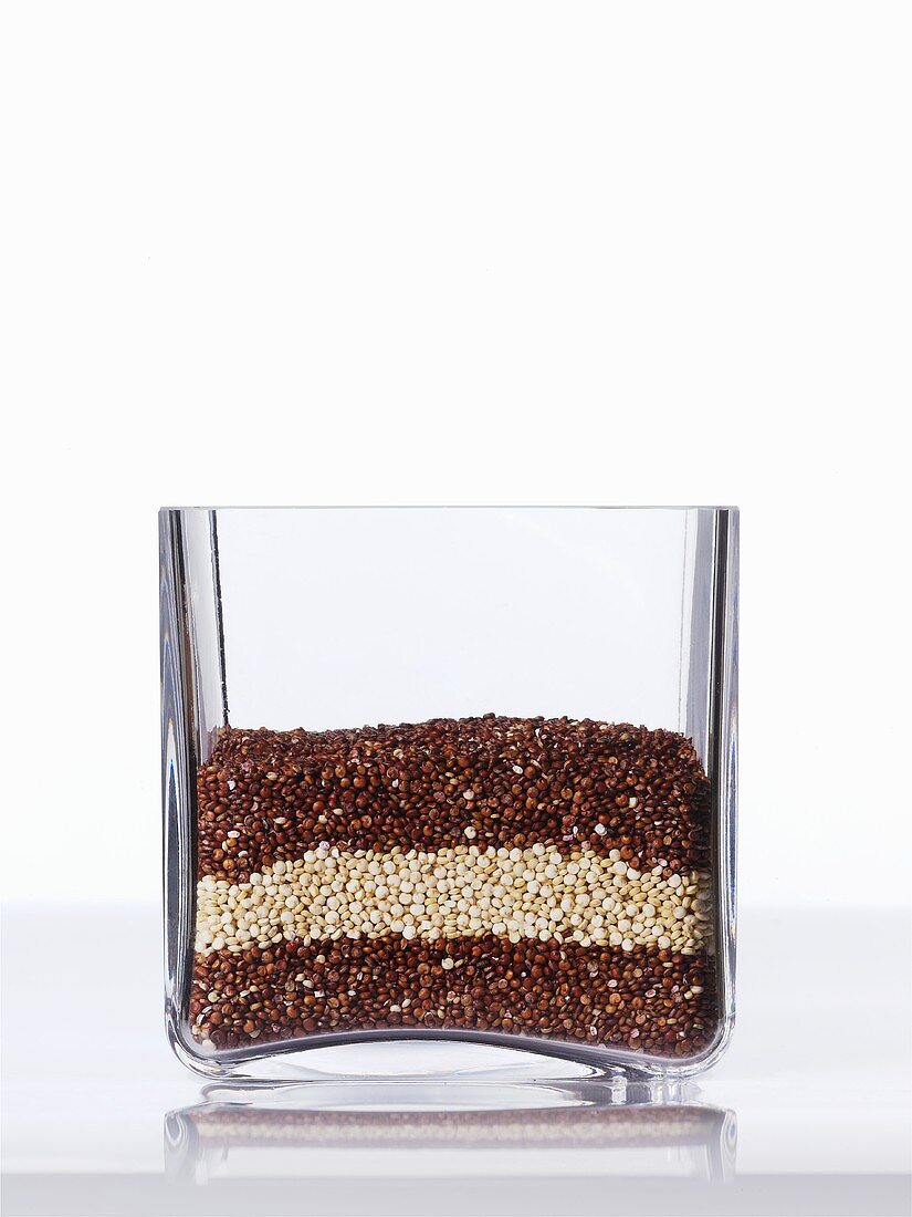 Rote und weiße Quinoa in einem Glasbecher