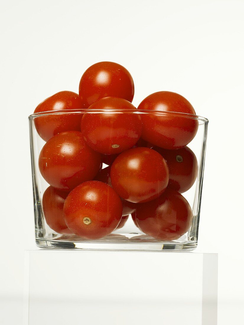 Tomaten in einem Glasbecher