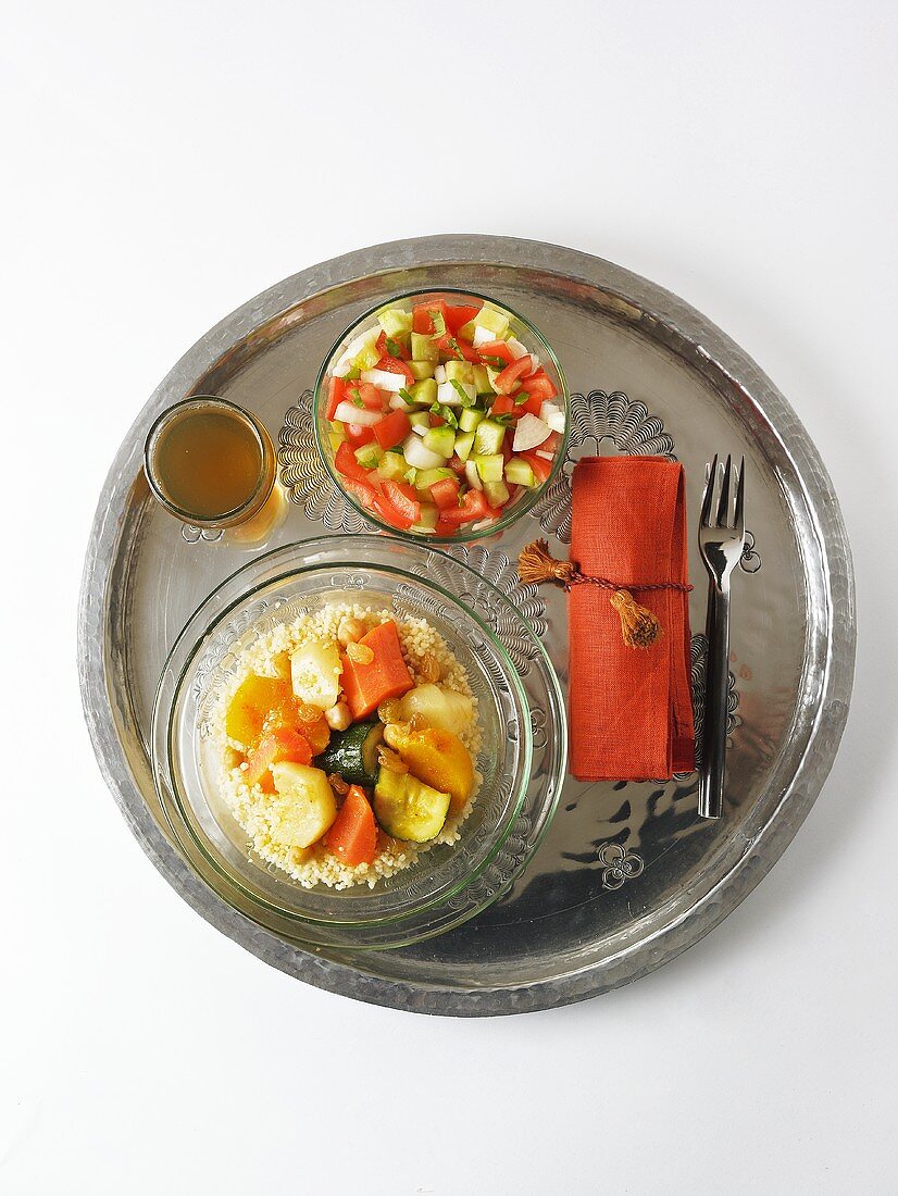 Couscous mit Gemüse, Sultaninen und Tomaten-Gurkensalat
