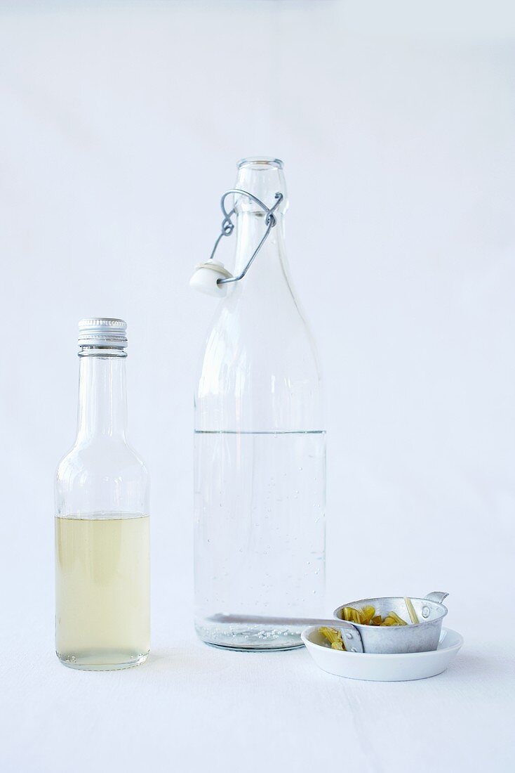Zitronengras-Ingwersirup und Limonade in einer Bügelflasche