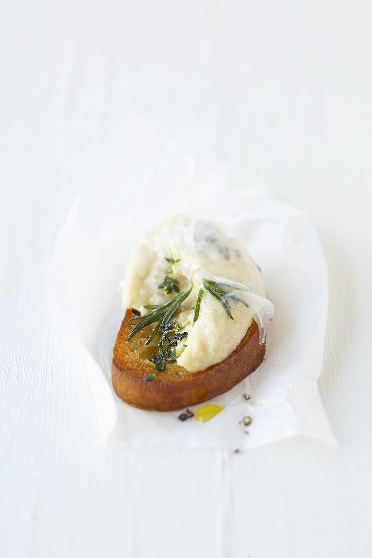 Crostini mit Bohnenpüree und Lardo