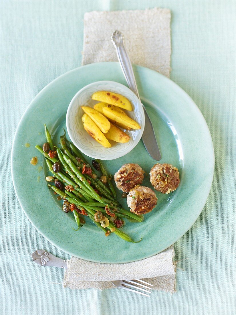 Meatballs with green beans and fried potatoes