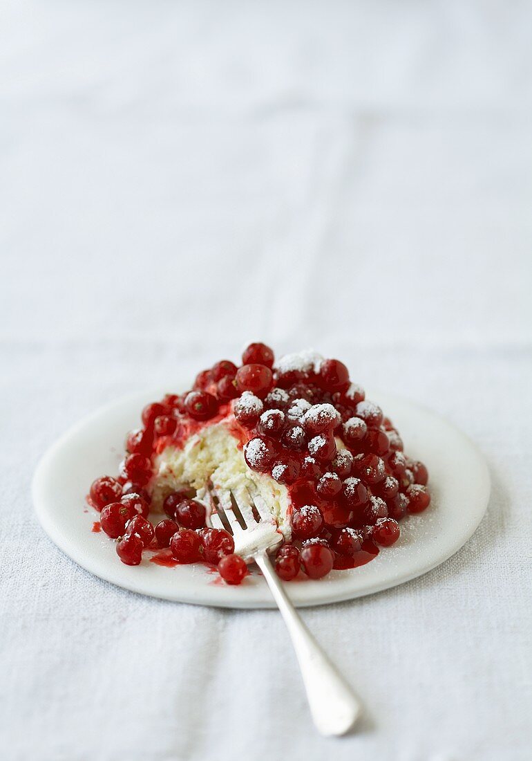 Mascarpone sponge cake with redcurrants