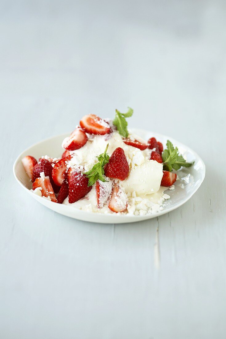 Meringue mit Vanilleeis und Erdbeeren
