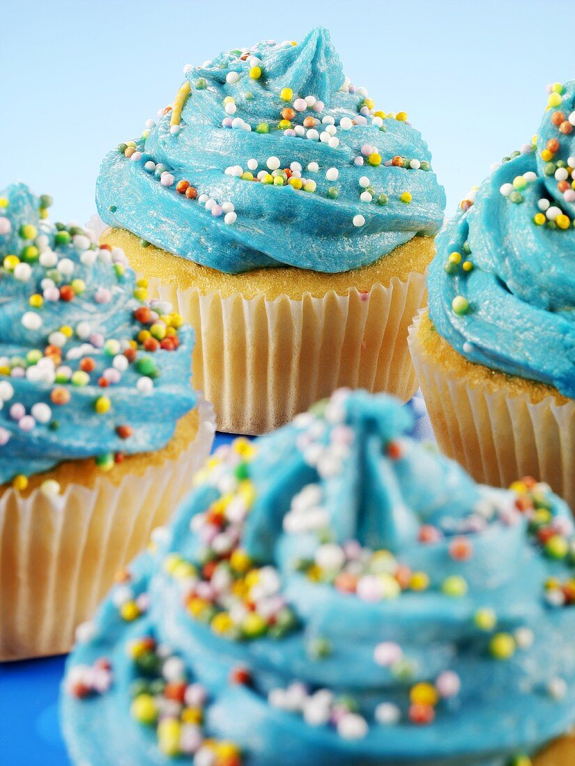 Blaue Cupcakes mit bunten Zuckerperlen