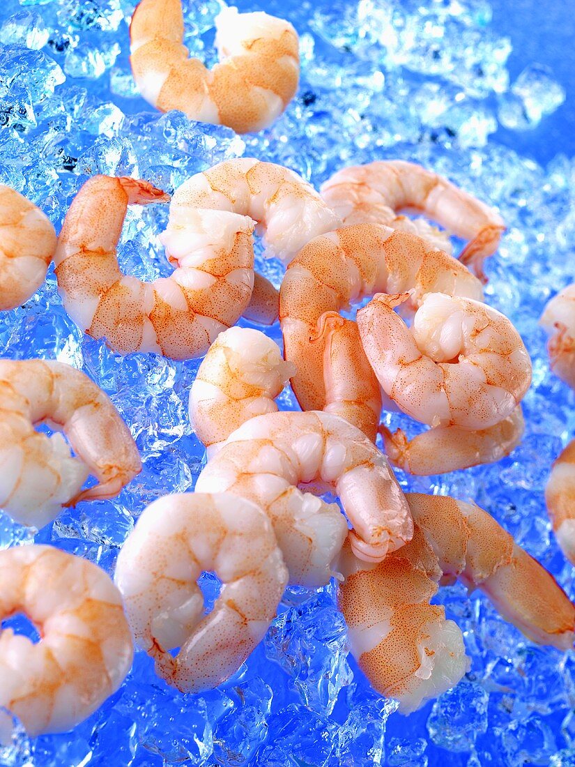 Peeled prawns on ice