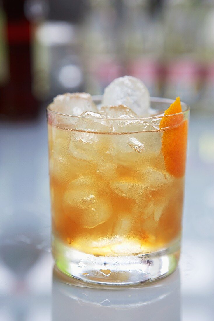 Ein Glas Wodka Orange mit Eiswürfeln
