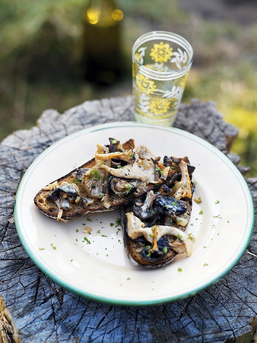 Fried mushrooms with crème fraîche on toast