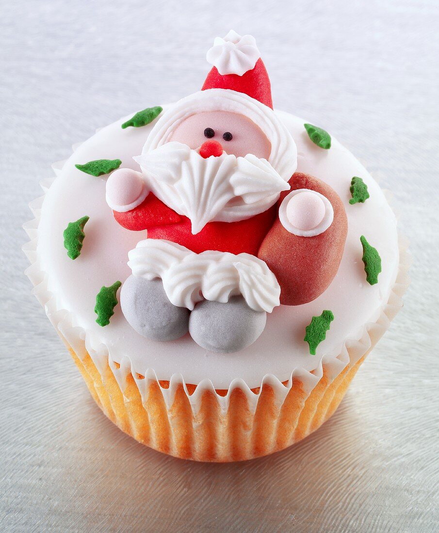 Cupcake mit Fondant und einem Zucker-Weihnachtsmann