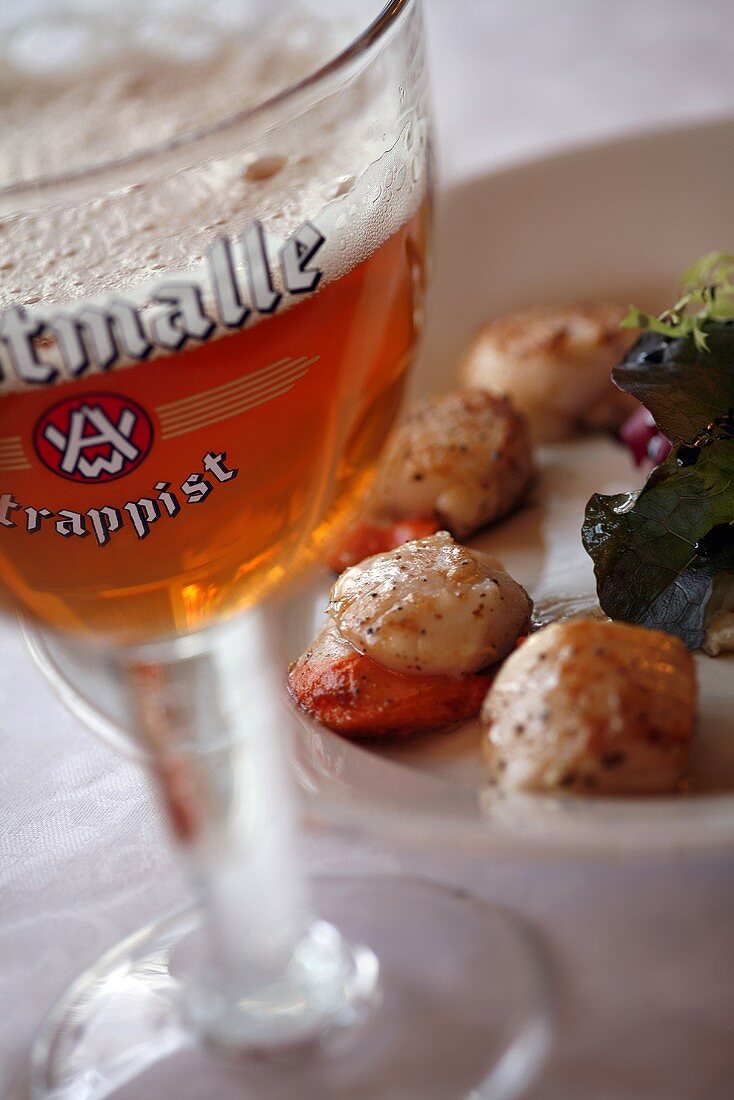Fruit-flavoured beer and grilled scallops