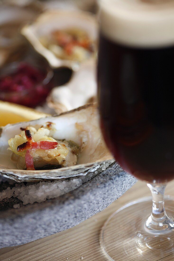 Gegrillte Austern mit dunklem Bier