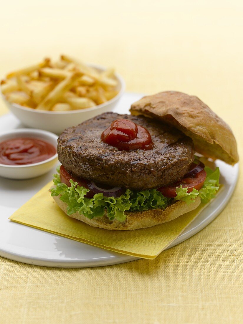 Hamburger mit Ketchup und Pommes frites