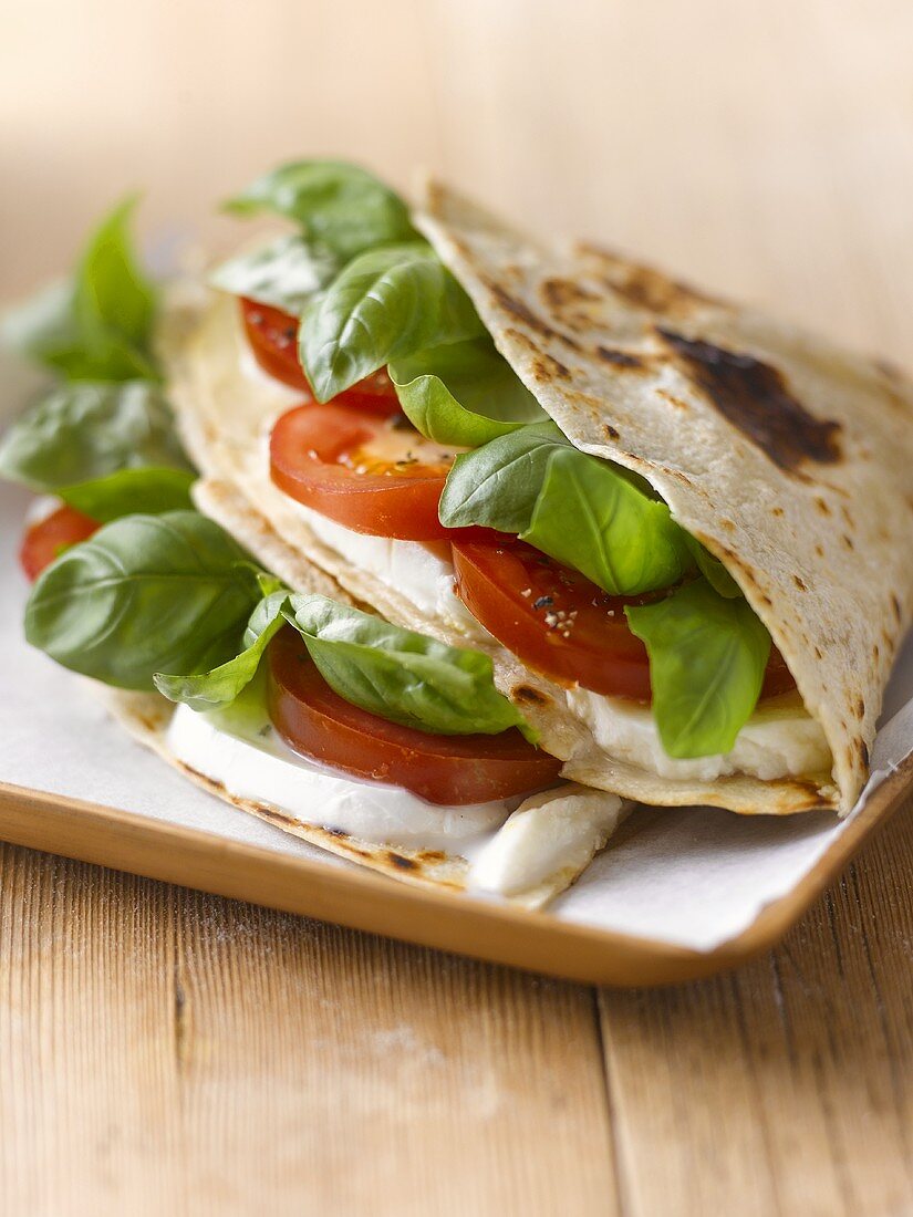 Fladenbrot-Sandwiches mit Tomaten, Mozzarella und Basilikum