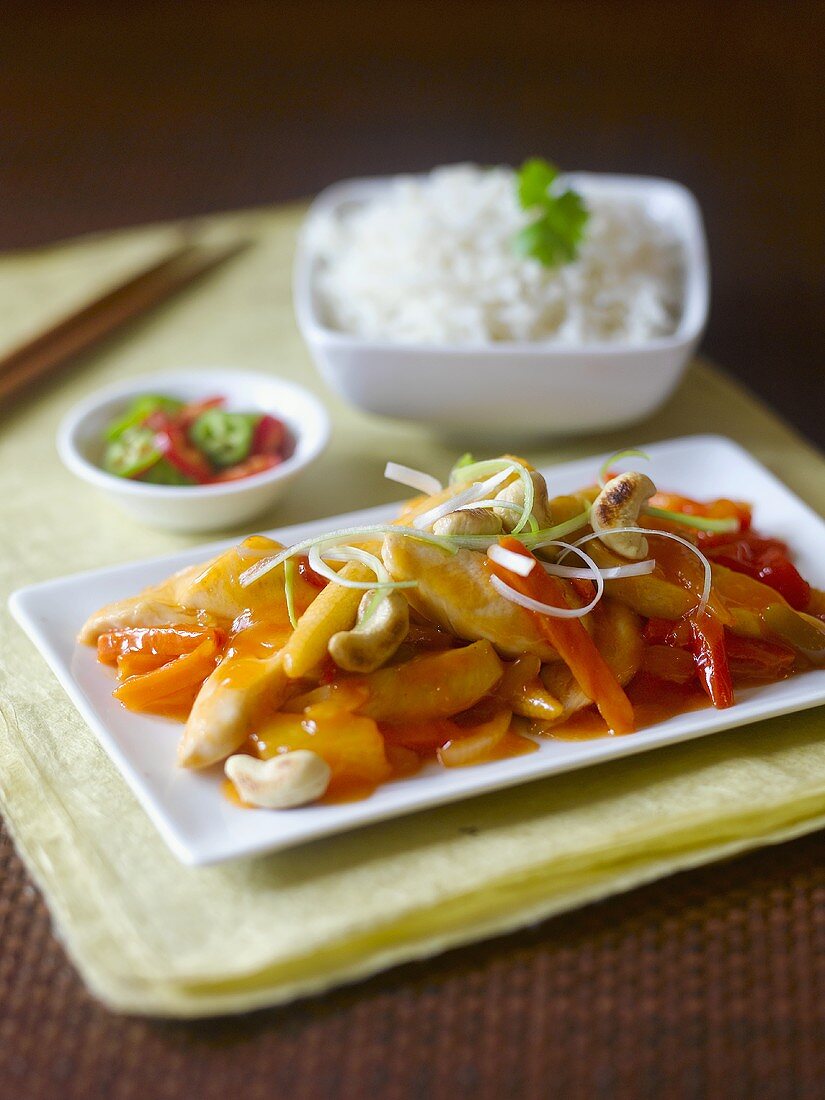 Sweet and sour chicken with cashew nuts and rice (Asia)