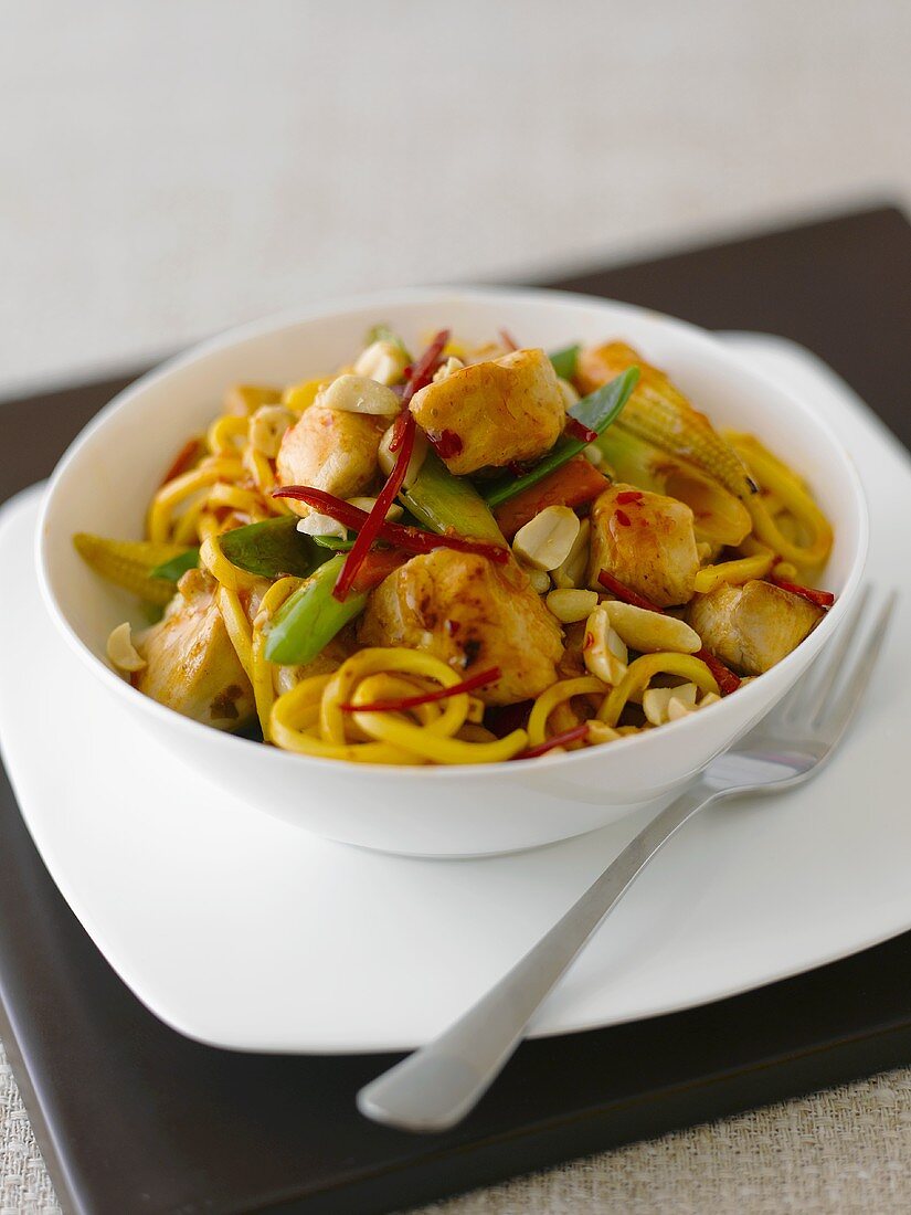 Noodles with chicken and peanuts
