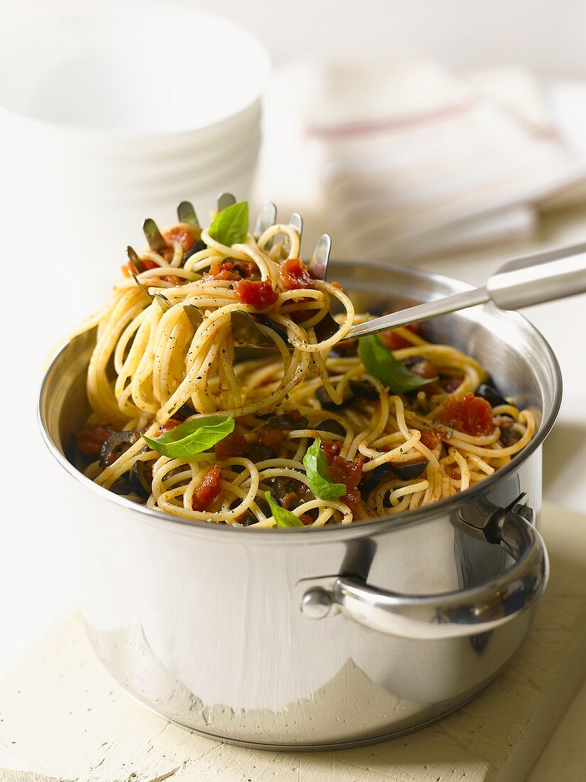 Spaghetti mit Tomaten und Oliven