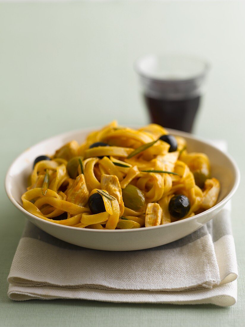 Hähnchen-Tagliatelle mit Oliven