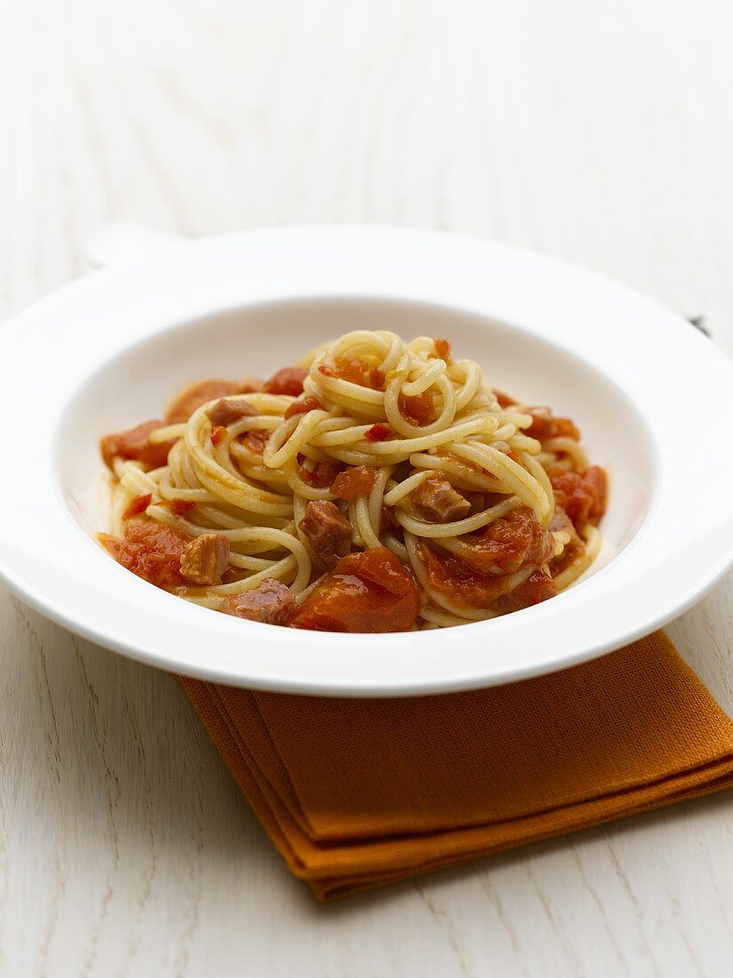 Spaghetti mit Tomaten und Pancetta