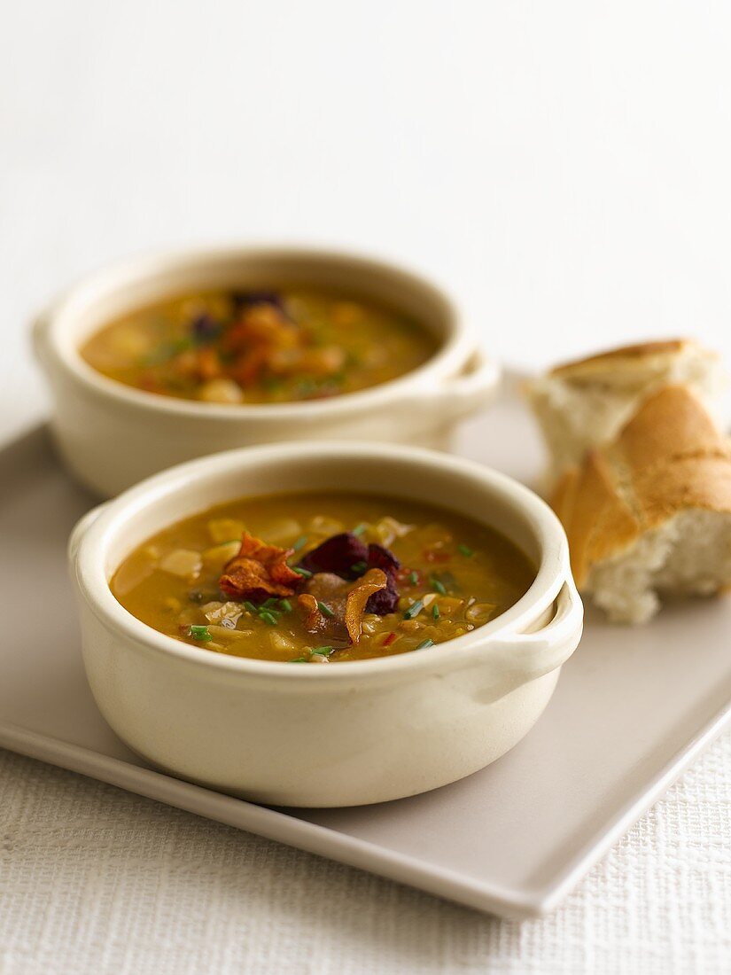 Gemüsesuppe mit Baguette