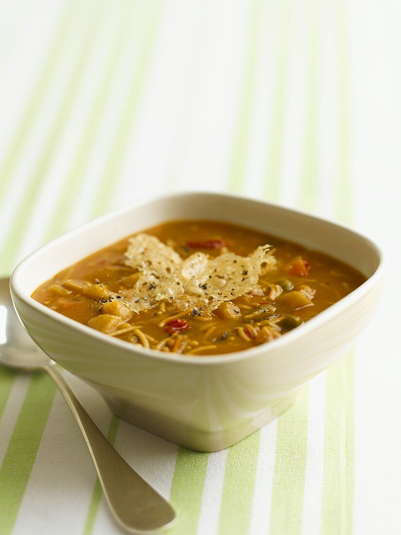 Gemüsesuppe mit Nudeln und Käse