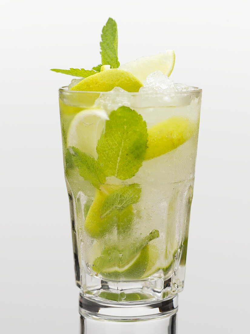 Mojito (Cocktail mit Rum, Minze und Limette)