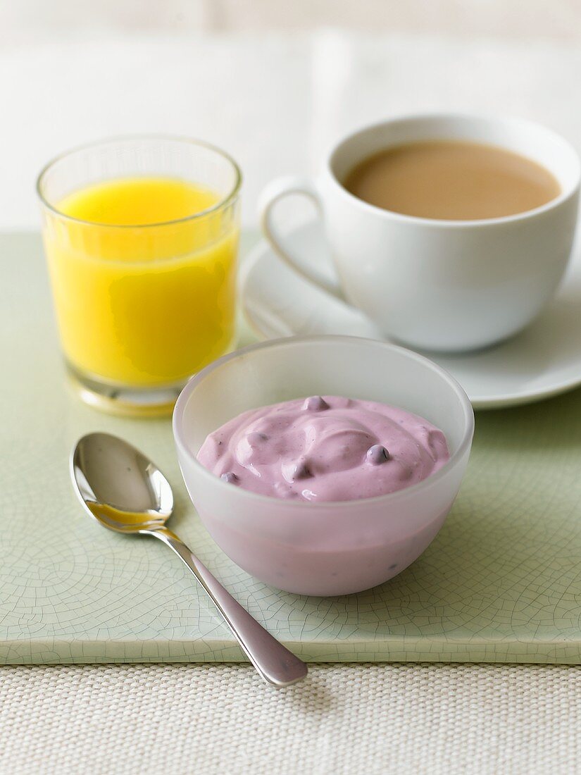 Kirschjoghurt, Orangensaft und Tee