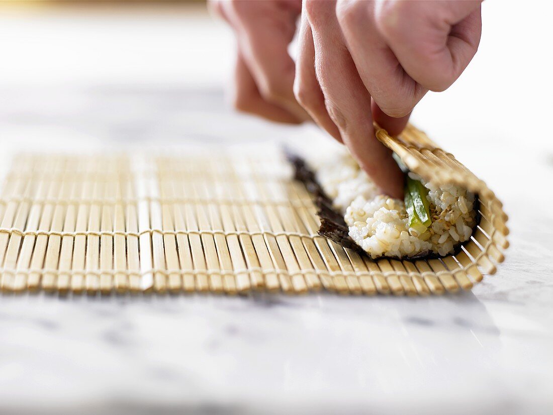 Maki-Sushi zubereiten (mit Bambusmatte Röllchen formen)