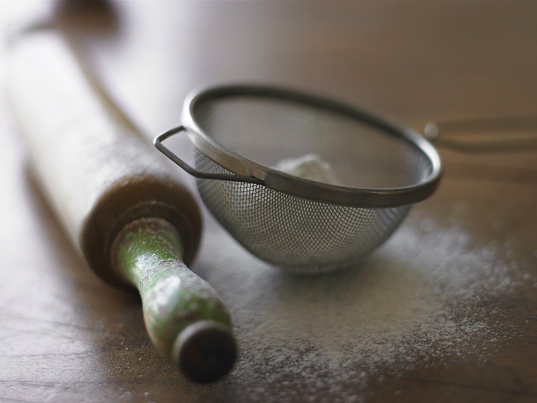 Rolling pin and sieve with icing sugar