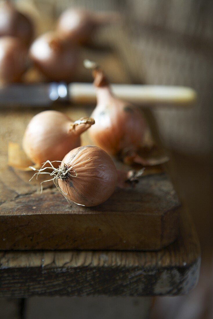 Brown onions on chopping board