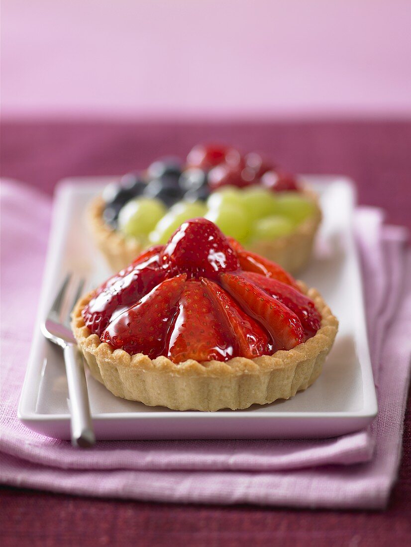 Strawberry tart and mixed berry tart