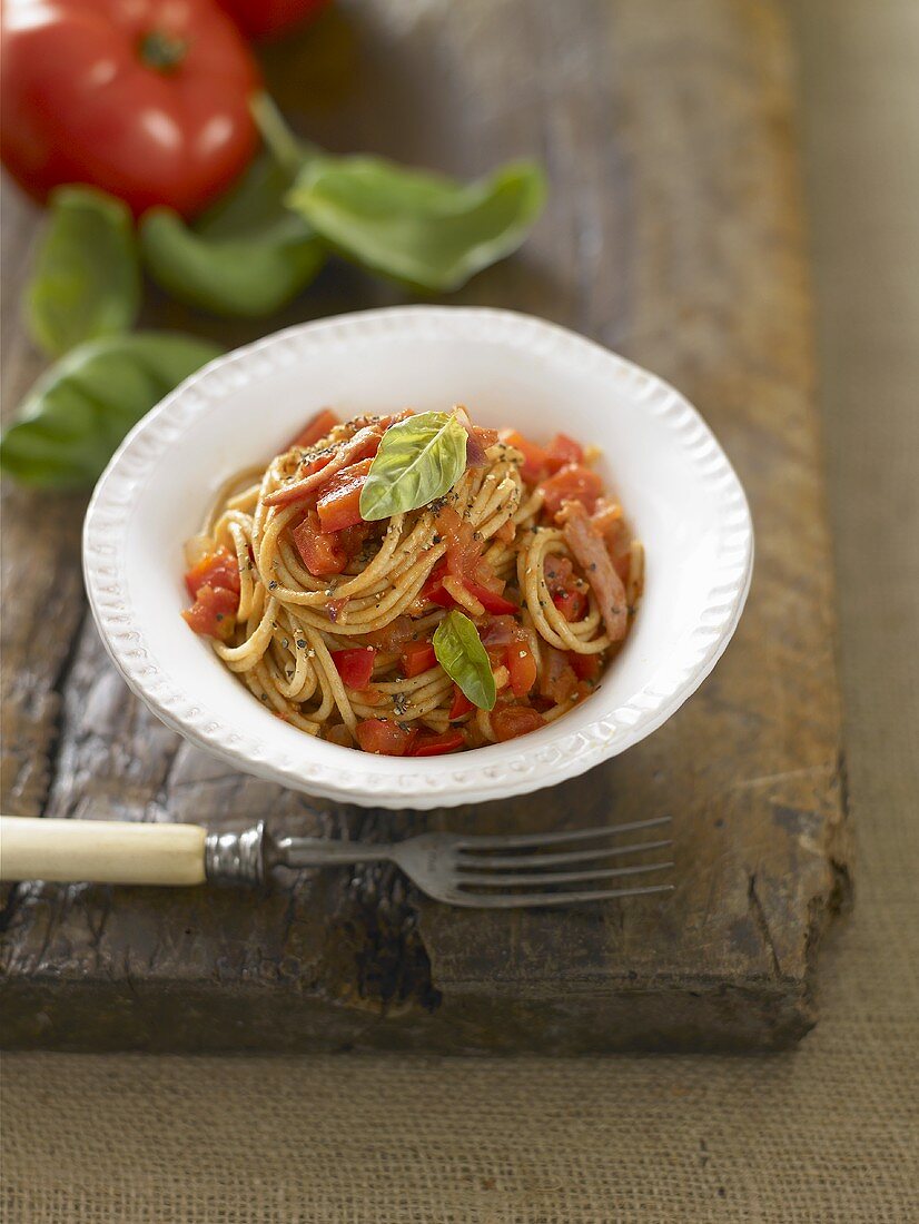 Vollkornspaghetti mit Tomaten und Basilikum
