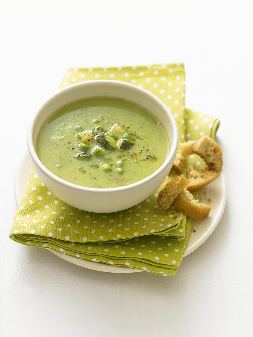 Pea soup with bread