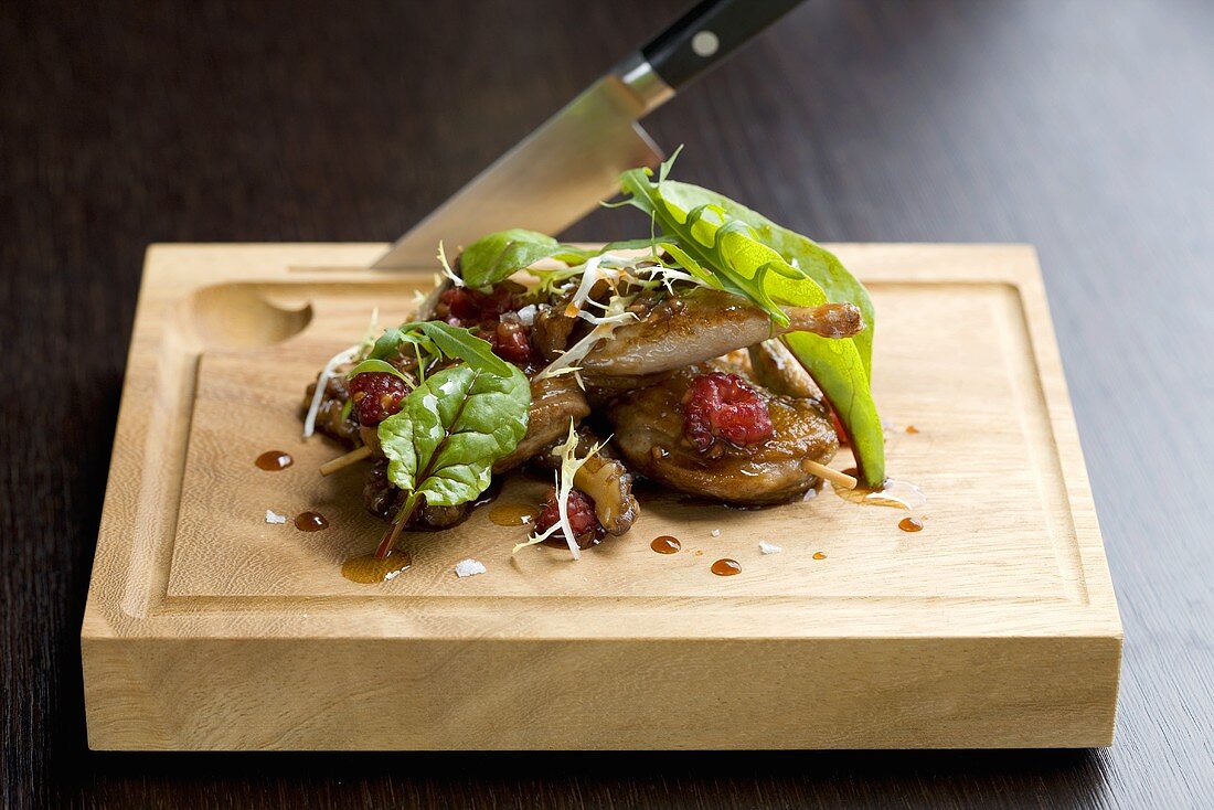 Gegrillte Wachtel mit Sojasauce, Himbeeren und Nüssen