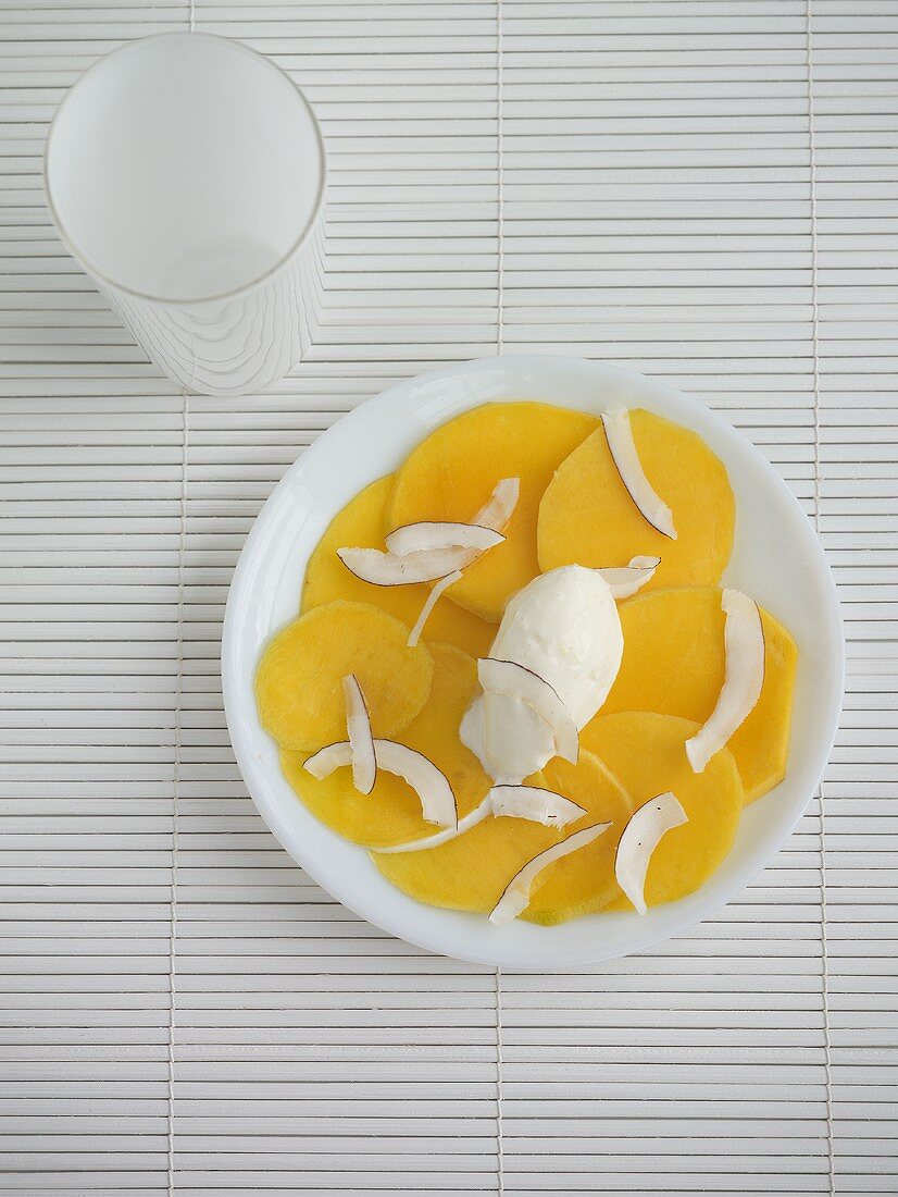 Mango-Carpaccio mit Kokosstreifen und Kokoseis