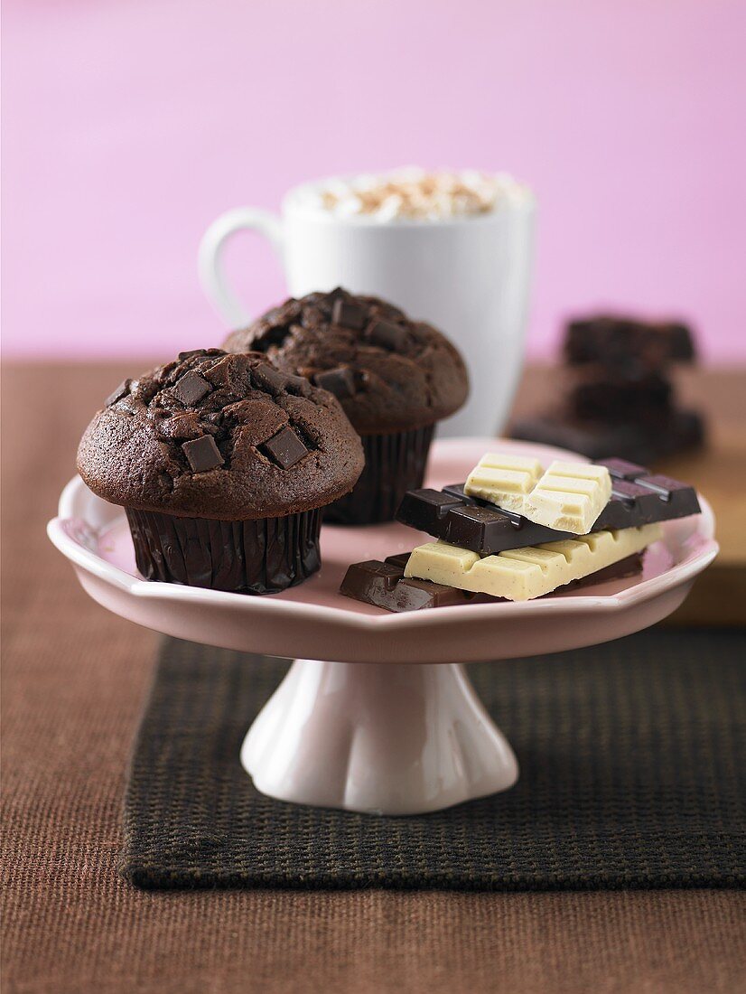 Schokomuffins mit Schokolade und heißer Schokolade