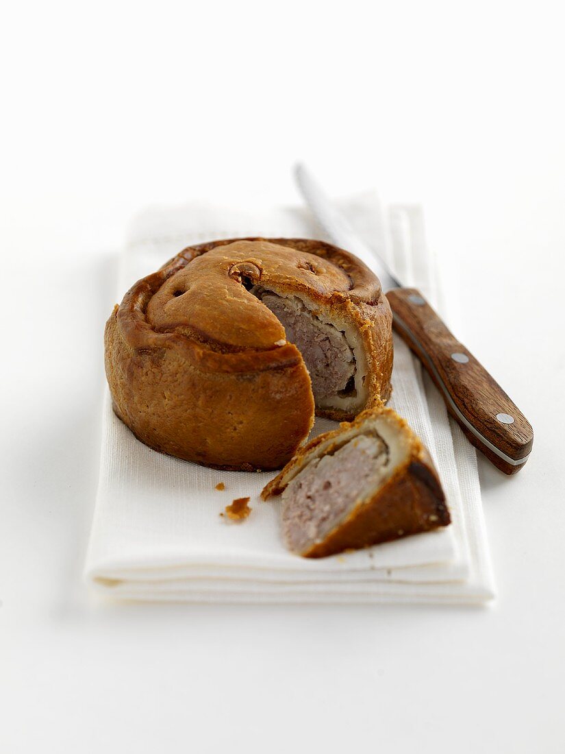 Melton Mowbray Pork Pie, angeschnitten (England)