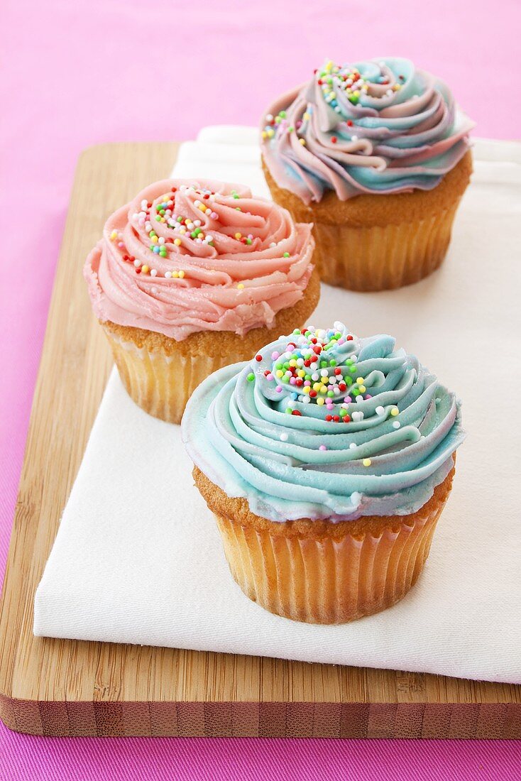 Cupcakes mit bunter Glasur und Zuckerperlen