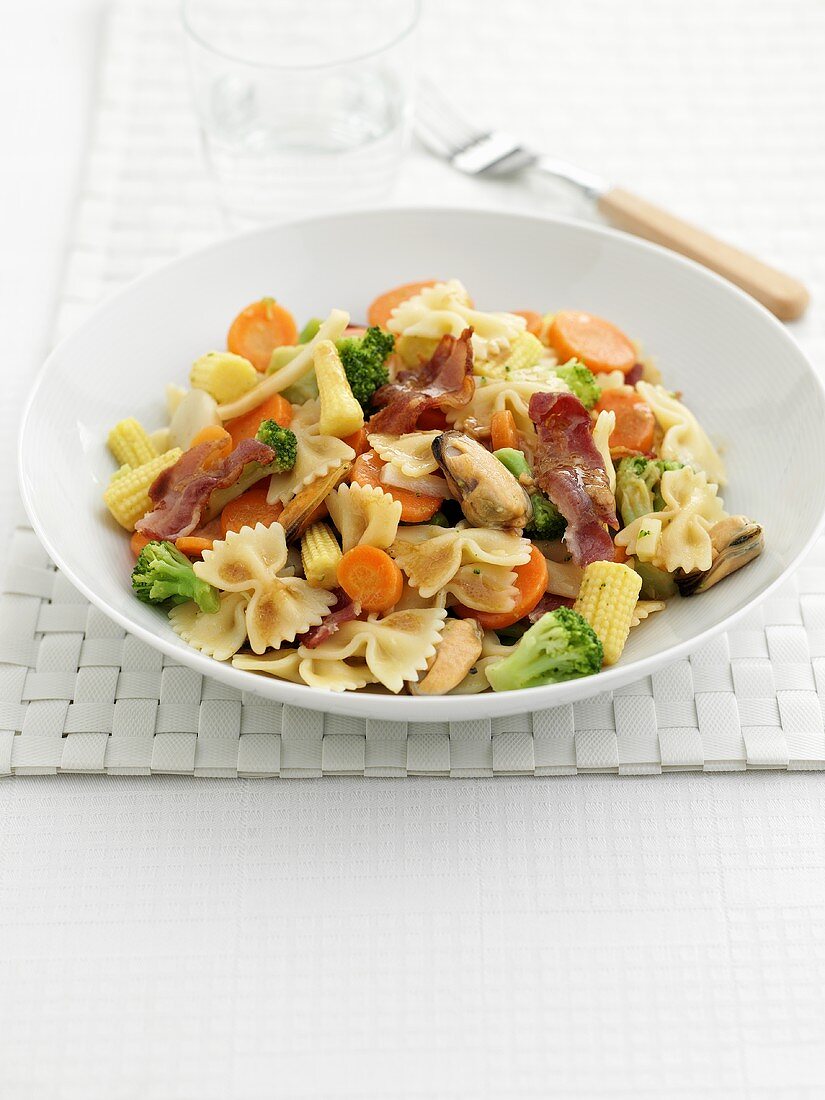 Farfalle with vegetables, shellfish and ham