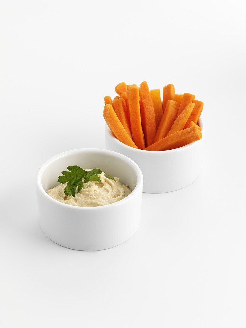 Hummus mit Karottensticks