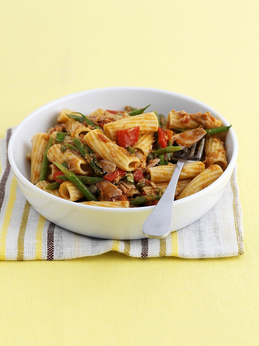 Rigatoni with tuna and vegetables