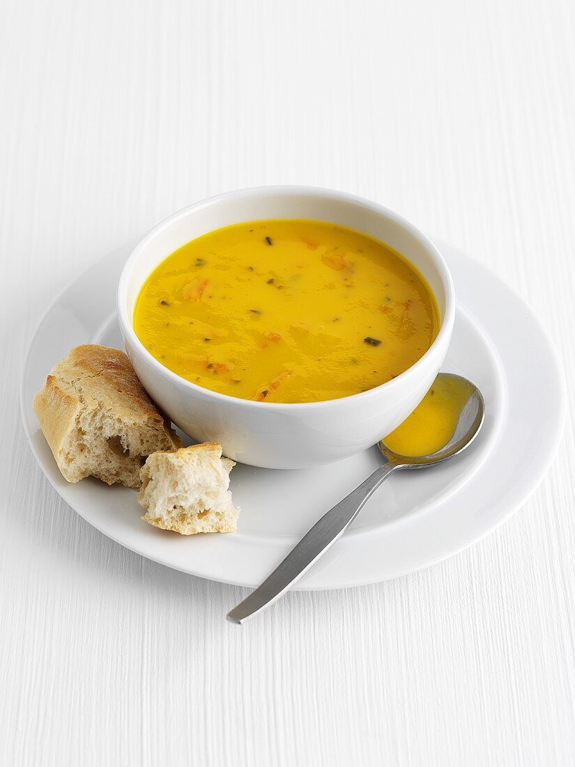Cream of vegetable soup with baguette