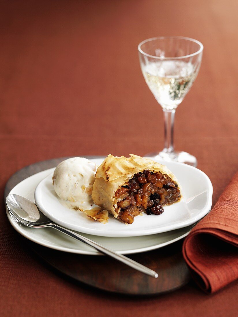 Strudel mit Trockenfrüchten und Vanilleeis