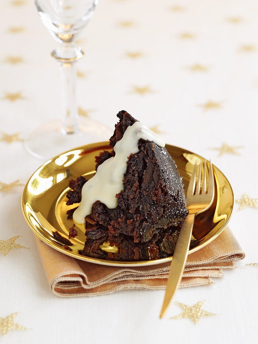 Ein Stück Christmas Pudding mit Rumsauce (England)