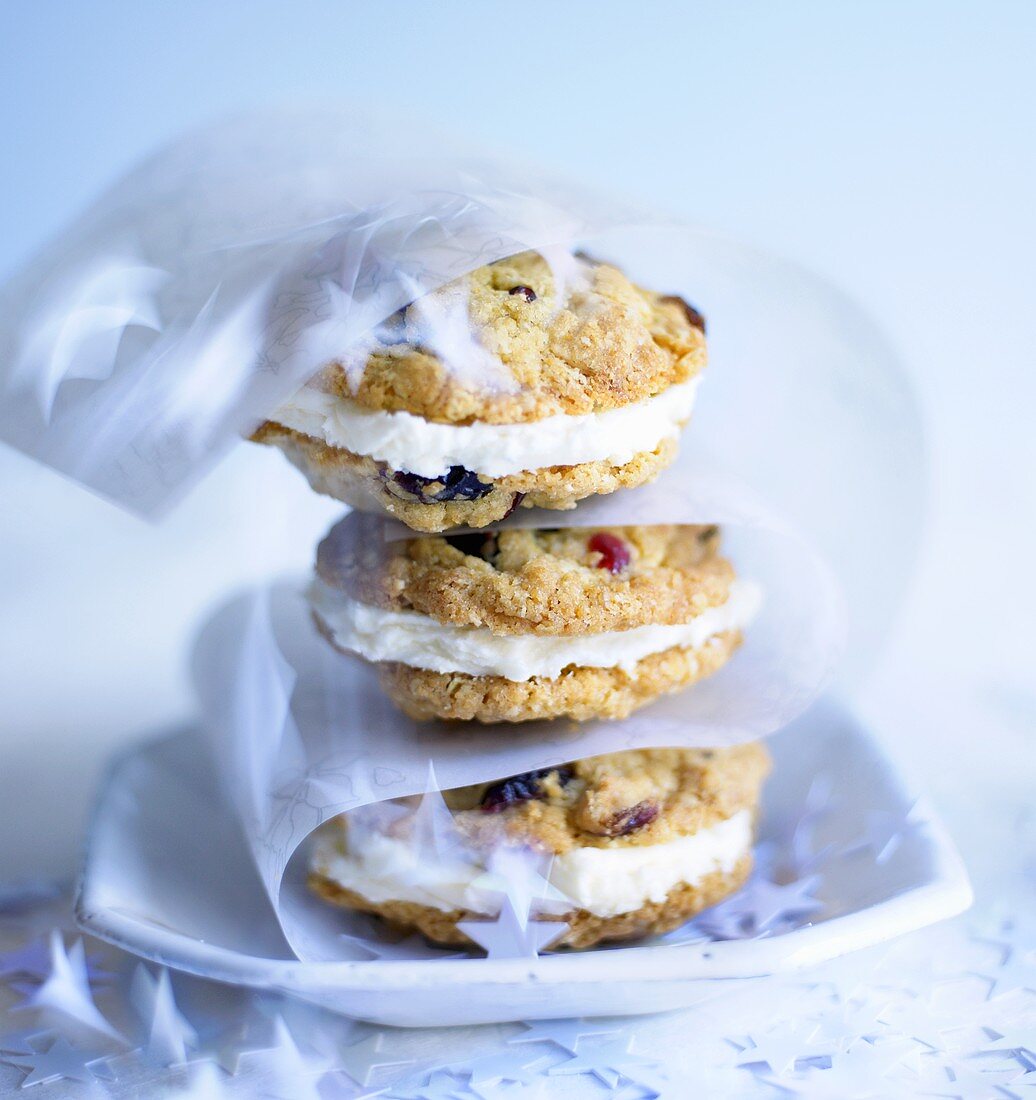 Cranberry sandwich cookies with white chocolate cream (Xmas)