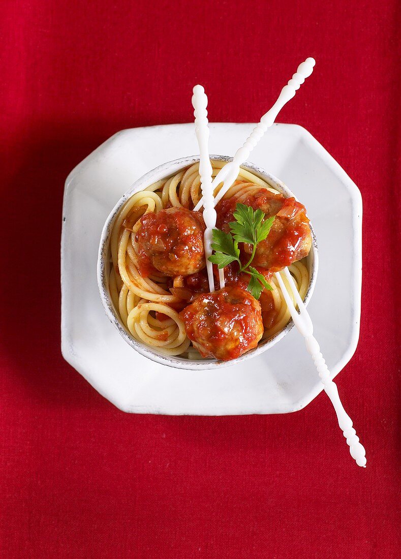 Spaghetti mit Hackbällchen und Tomatensauce (Draufsicht)