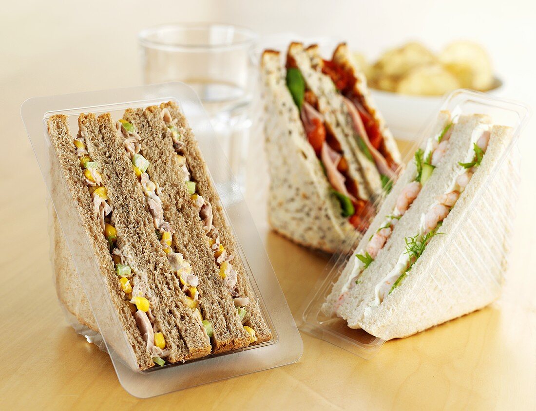 Verschiedene Sandwiches in Plastikverpackung zum Mitnehmen