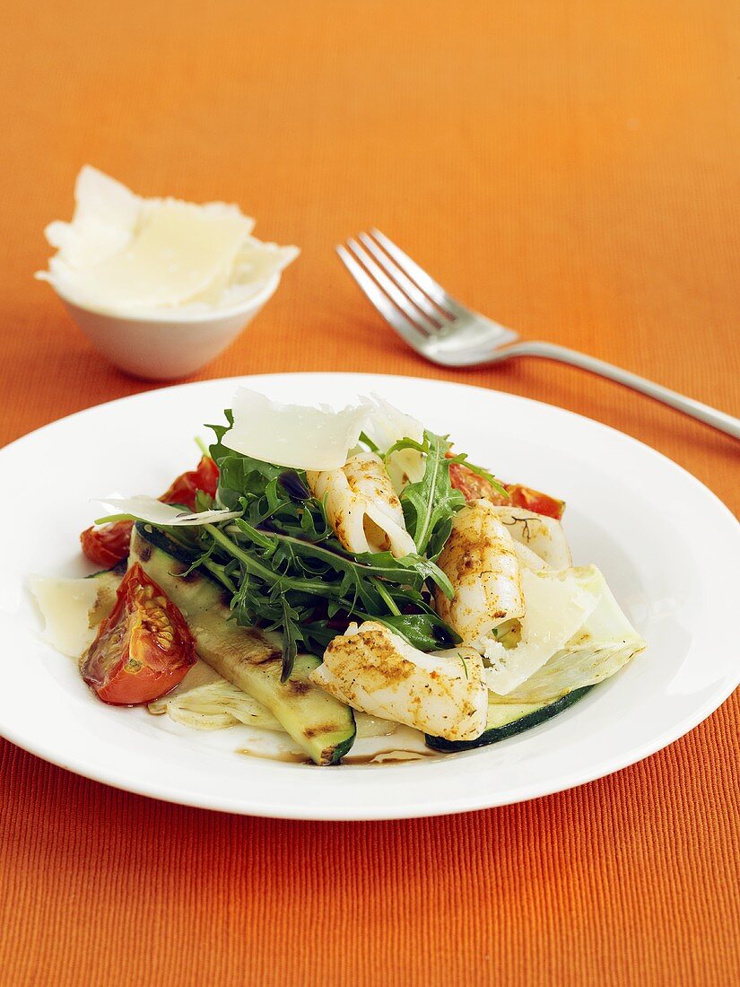 Gegrillter Tintenfisch mit Rucola, Tomaten und Käsespänen