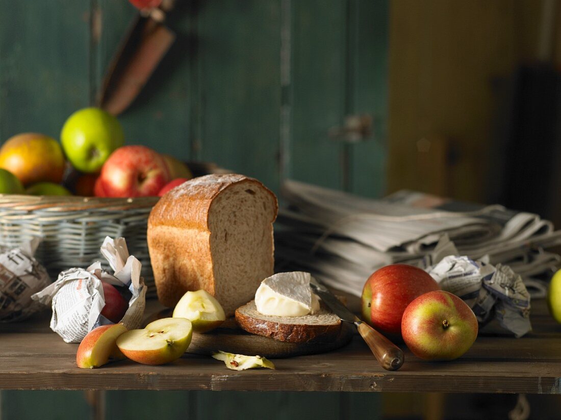 Brot mit Camembert und Äpfeln
