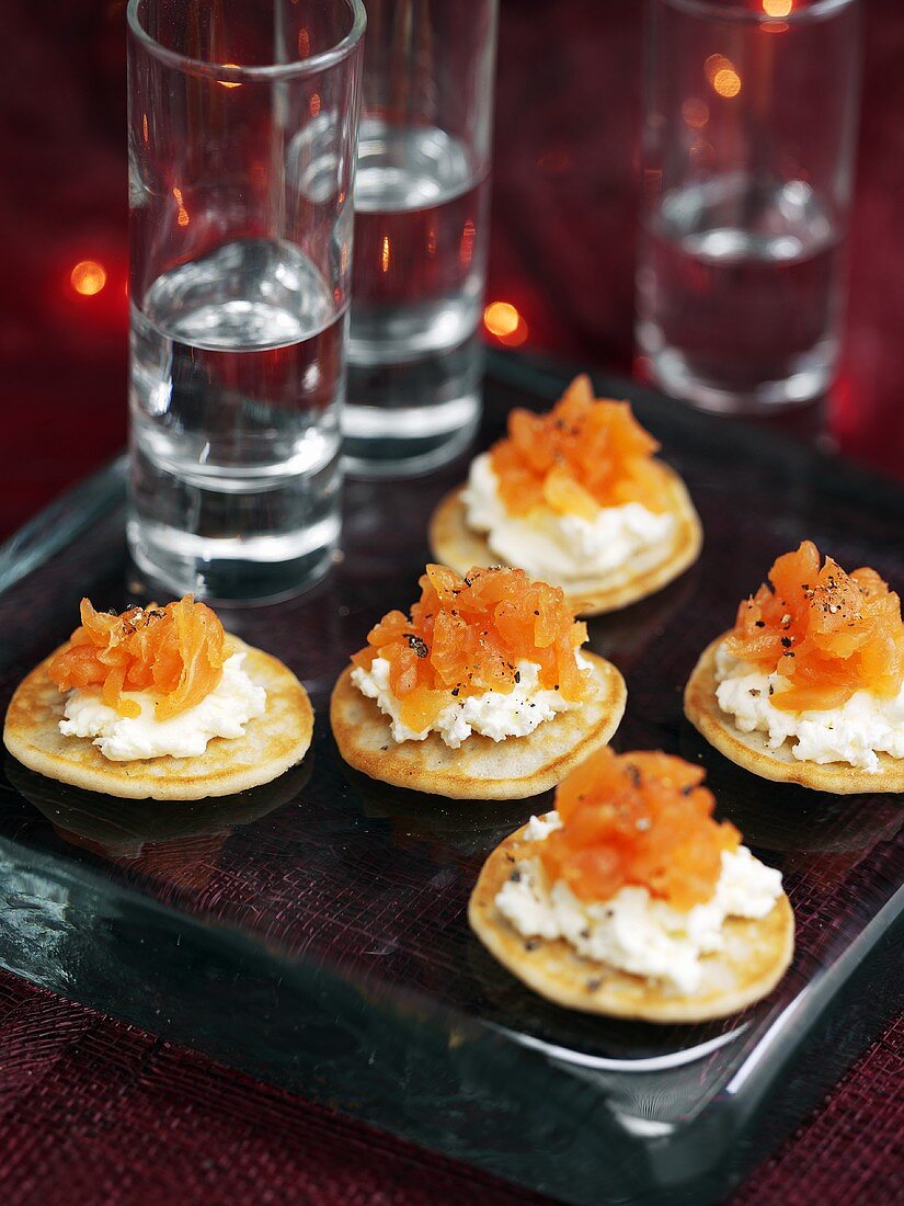 Blinis mit Lachs und Frischkäse (weihnachtlich)