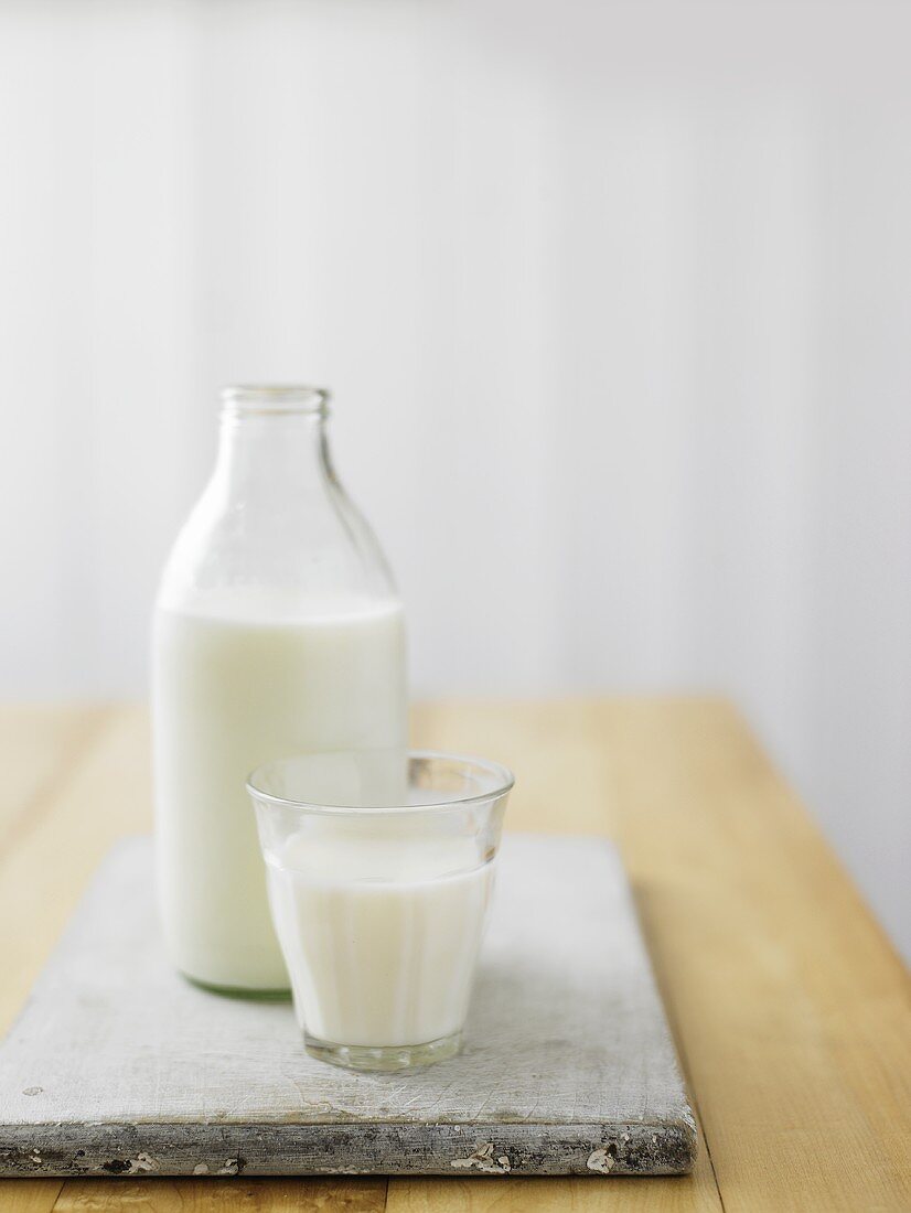 Milchflasche und Glas mit Milch